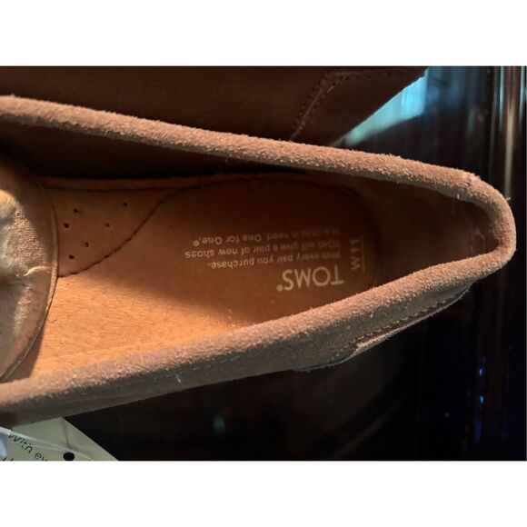 Women's Classic Slip-On Shoe - Picture 3 of 4